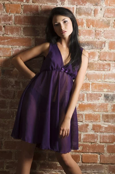 Süßes Asiatisches Model Trägt Lila Nachthemd Gegen Eine Ziegelwand — Stockfoto