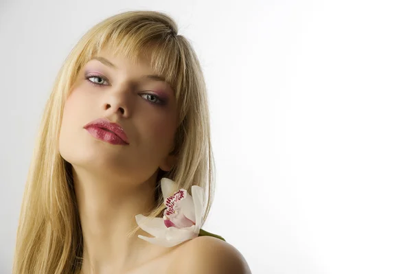 Retrato Beleza Jovem Loira Com Orquídea Seu Ombro — Fotografia de Stock