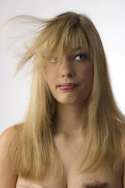Uzun Saçlarını Ağızlı Patlattığı Güzel Sarışın Kız — Stok fotoğraf