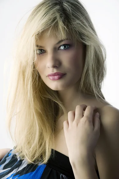 Portrait Mode Une Belle Fille Aux Cheveux Longs Blonds Pas — Photo