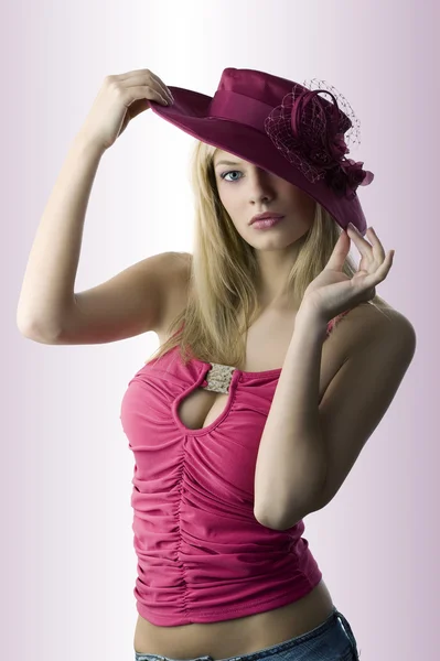 ヴィンテージの帽子と赤いトップ美しい金髪の女性のファッションの肖像画 — ストック写真