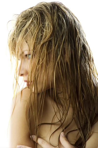 Menina Loira Atraente Bonita Com Longos Cabelos Molhados Seu Rosto — Fotografia de Stock
