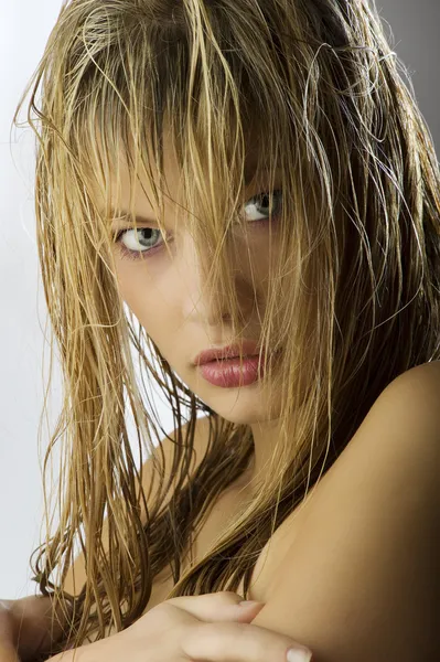 Sensual Linda Menina Loira Com Longos Cabelos Molhados Seu Rosto — Fotografia de Stock