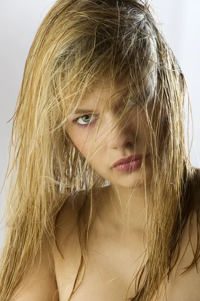 Jolie Belle Fille Blonde Avec Longs Cheveux Mouillés Sur Son — Photo