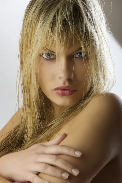 Zmysłowy Portret Piękne Blond Dziewczyna Długo Mokre Włosy Patrząc Kamery — Zdjęcie stockowe