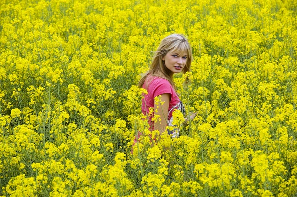 Menina feliz no campo amarelo — Fotografia de Stock