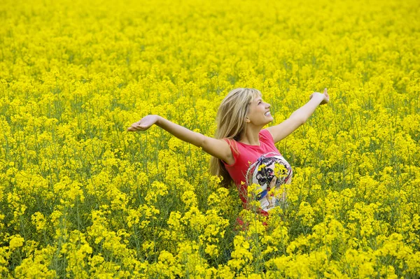 Ευτυχισμένος κορίτσι σε κίτρινο πεδίο — Φωτογραφία Αρχείου
