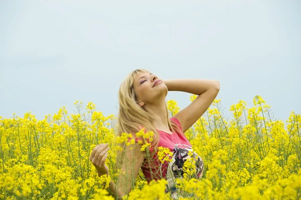 Bonito Loira Menina Amarelo Campo Sorrindo Para Céu — Fotografia de Stock