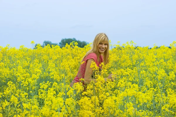 Ευτυχής Ξανθιά Κοπέλα Απολαμβάνοντας Κίτρινο Πεδίο Και Χαμογελαστός — Φωτογραφία Αρχείου