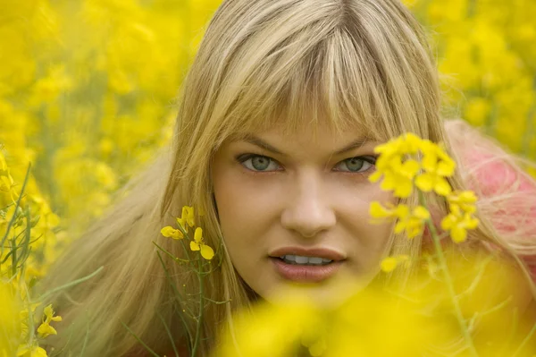 Mooi Portret Van Blond Meisje Veld Met Gele Bloemen — Stockfoto