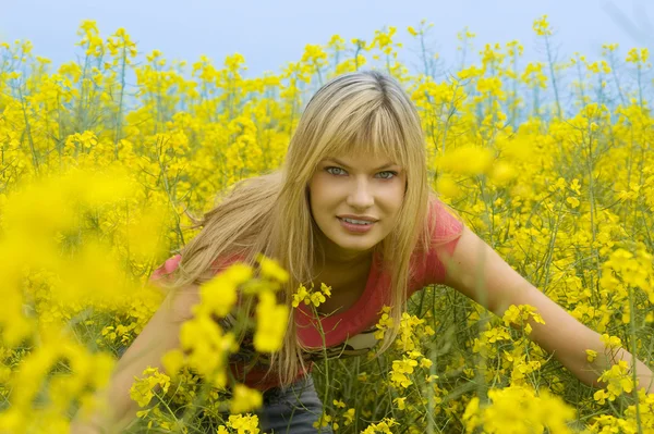 Šťastná dívka ve žlutém poli — Stock fotografie