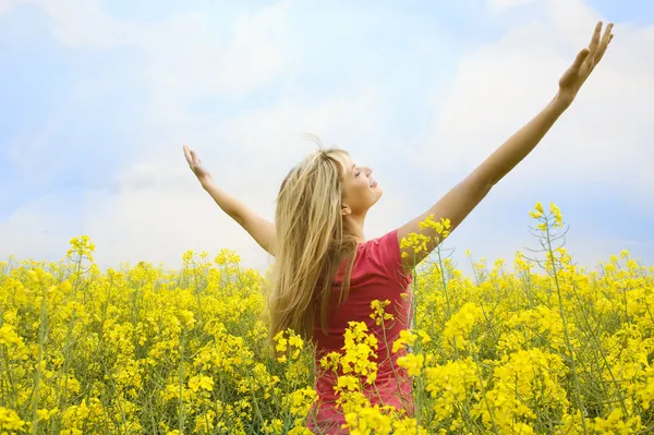 Szczęśliwy Blond Dziewczynka Otwarte Ramiona Przytulała Nieba Żółtym Polu — Zdjęcie stockowe