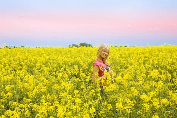 Ξανθιά Χαριτωμένο Κορίτσι Χαμογελά Και Απολαύσετε Ένα Κίτρινο Πεδίο — Φωτογραφία Αρχείου