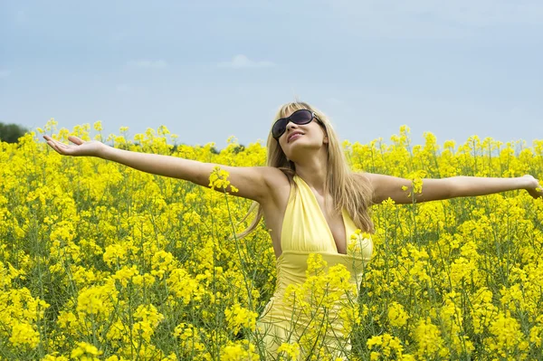 Χαριτωμένο Ξανθιά Κοπέλα Εξωτερική Κίτρινο Πεδίο Φορώντας Γυαλιά Ηλίου Και — Φωτογραφία Αρχείου