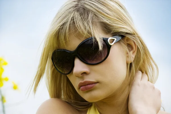 Schönheit Freien Porträt Der Schönen Jungen Frau Mit Sonnenbrille — Stockfoto