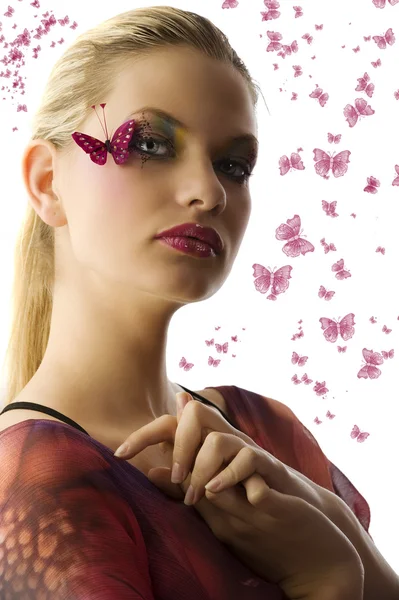 时尚服装与创意化妆与蝴蝶在她的脸上美丽的女人 — 图库照片