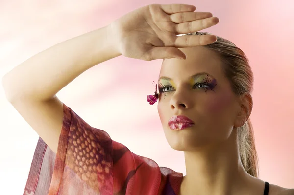 Vacker Kvinna Fashionabla Klänning Med Kreativa Makeup Med Fjäril Hennes — Stockfoto
