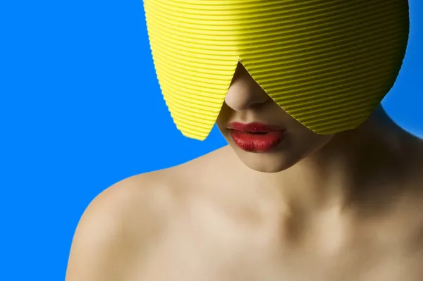Kırmızı dudaklar sarı maskesi — Stok fotoğraf