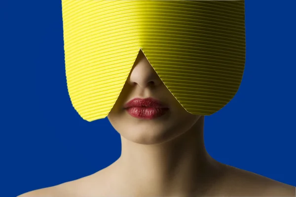 青い背景に黄色い紙マスク 赤唇と若い女性の美ポートレート — ストック写真