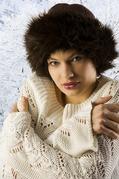 Beyaz Kazak Kahverengi Kürklü Şapka Ile Sevimli Kış Kadın Portresi — Stok fotoğraf