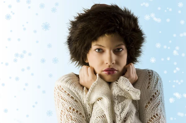 모피 모자와 겨울 여자 — 스톡 사진