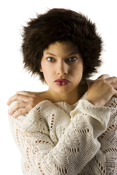 与白色的毛衣和闭门看上去十分强劲的棕色皮毛帽子冬天女人肖像 — 图库照片