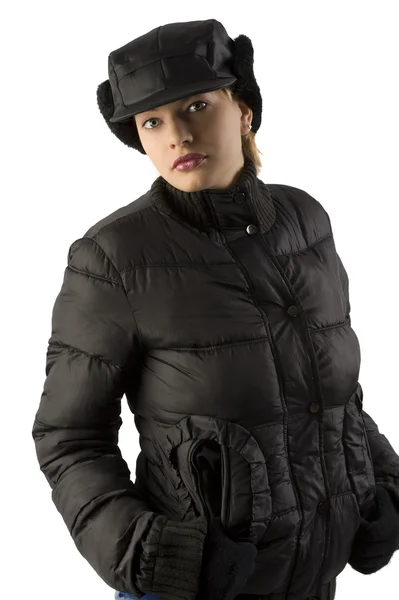 漂亮的女人和黑色风衣外套和黑色冬帽 — 图库照片