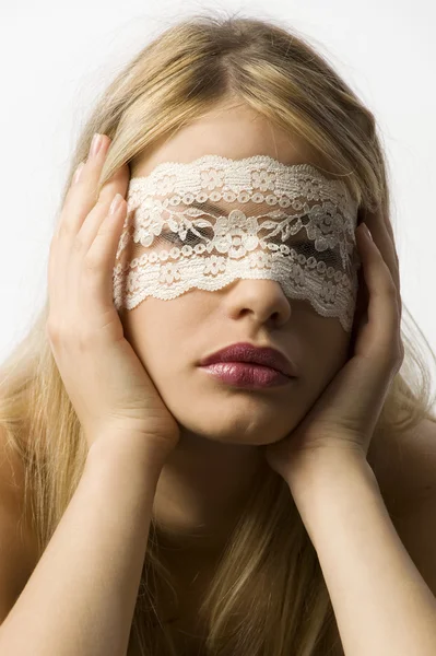 Dívka s krajkovou maskou — Stock fotografie