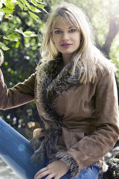 Blond meisje in bos — Stockfoto