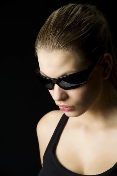 Forte Luz Estúdio Tiro Bela Mulher Loira Com Óculos Sol — Fotografia de Stock