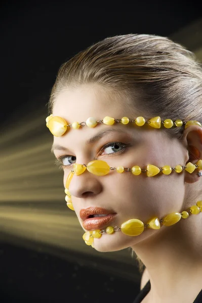 Красивая Молодая Блондинка Ожерельем Желтых Камней Вокруг Лица — стоковое фото