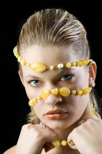 Krásná Mladá Blondýnka Náhrdelník Žluté Kameny Kolem Obličeje Zblízka Krása — Stock fotografie