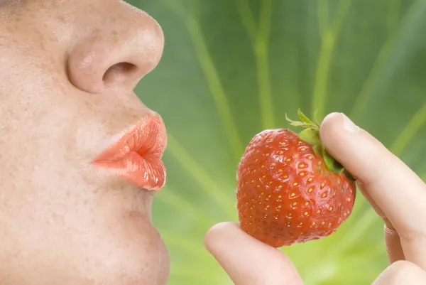 红嘴用口红在草莓给一个吻 — Stockfoto