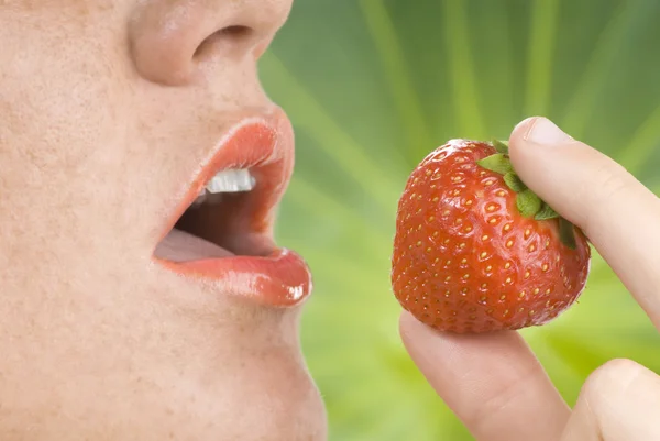草莓和嘴 — 图库照片