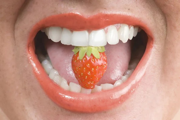 イチゴ歯間赤い口紅の口を開け — ストック写真