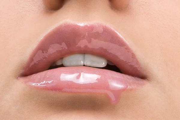 Κλείσω Επάνω Του Ένα Κόκκινο Στόμα Κραγιόν Και Lip Gloss — Φωτογραφία Αρχείου