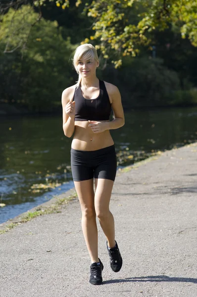 Nettes Blondes Mädchen Läuft Sportbekleidung Park Fluss — Stockfoto