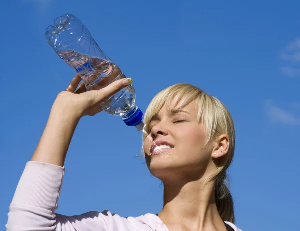 Bonito Loira Menina Beber Água Partir Esporte Garrafa — Fotografia de Stock