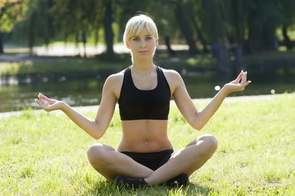 Girl in yoga pose — Stock Photo, Image