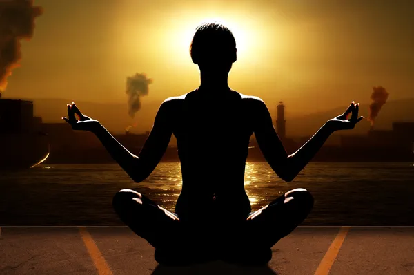 Silhouette Woman Sunset Relaxing Her Mind Yoga Sea Port Industry — Stock Photo, Image