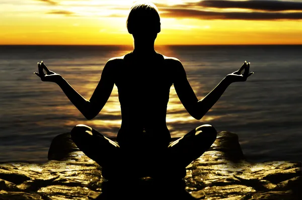 Klasik Yoga Pose Günbatımı Deniz Kaya Üzerinde Kadın Silüeti — Stok fotoğraf