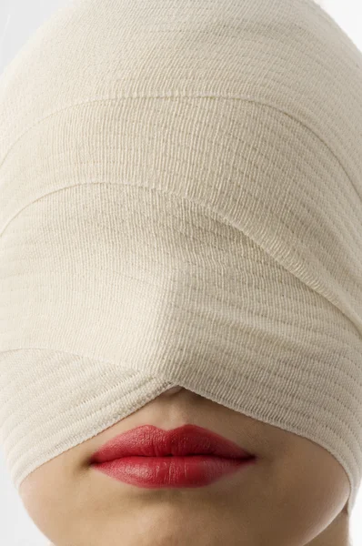 Närbild Kvinna Med Bandage Runt Ansikte Och Röda Läppar — Stockfoto