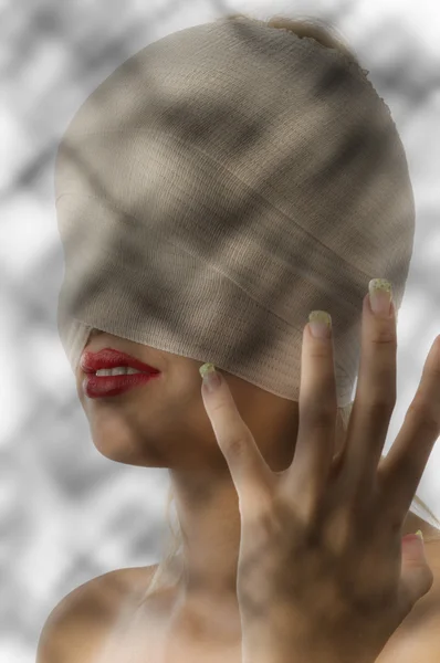 Retrato Mulher Com Bandagem Redor Rosto Mão Assustada — Fotografia de Stock