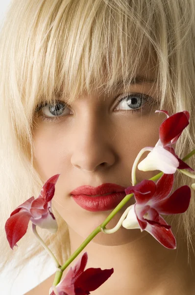 Rote Lippen und Blume — Stockfoto