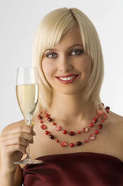 Roztomilá Blondýna Pohár Šampaňského Červený Náhrdelník Úsměvem — Stock fotografie