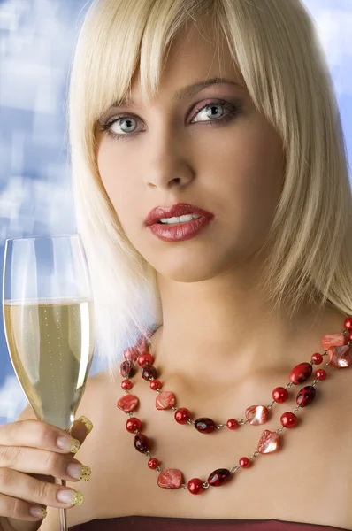 一杯のシャンパンと赤いネックレスとかわいいブロンド — ストック写真