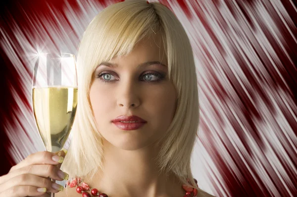 Mignon Blond Regarder Une Tasse Champagne Ayant Collier Rouge — Photo