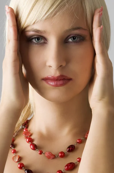 Linda Chica Rubia Con Glamour Maquillaje Con Collar Rojo — Foto de Stock