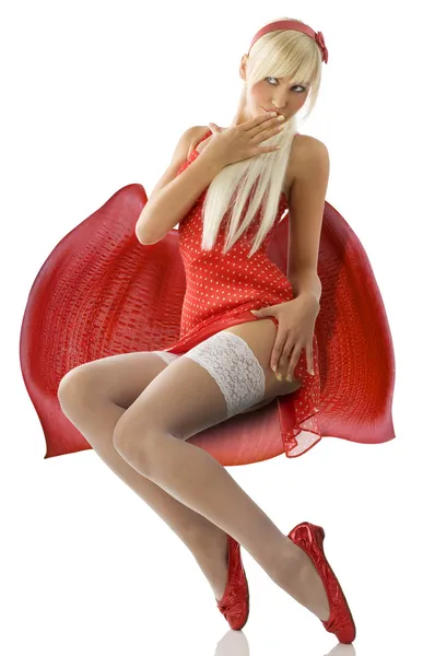 Hübsche Blondine Rotem Kleid Und Weißen Strümpfen Posiert — Stockfoto