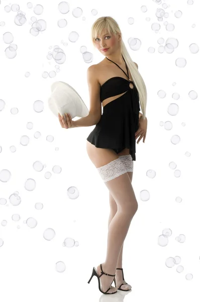 手に白いソフト帽維持するキャバレー ドレスでセクシーな若い女性 — ストック写真